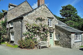 Cottage in Cornwall Near Porthcothan Bay