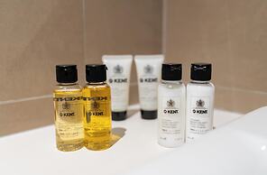 Lux BnB Creek Side 18