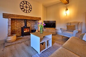 Cottage in Hemingby With Countryside Views
