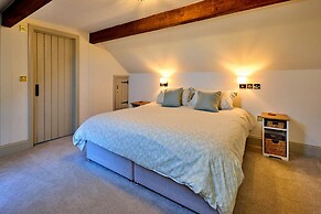 Cottage in Hemingby With Countryside Views