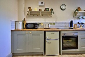Cottage in Hemingby With Countryside Views