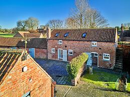 Cottage in Hemingby With Countryside Views