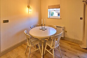 Cottage in Hemingby With Countryside Views