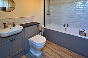 Cottage in Hemingby With Countryside Views