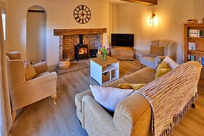 Cottage in Hemingby With Countryside Views