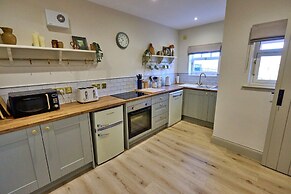 Cottage in Hemingby With Countryside Views