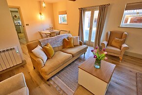 Cottage in Hemingby With Countryside Views