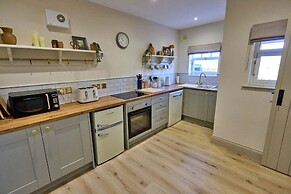 Cottage in Hemingby With Countryside Views