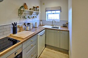 Cottage in Hemingby With Countryside Views