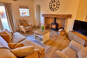 Cottage in Hemingby With Countryside Views