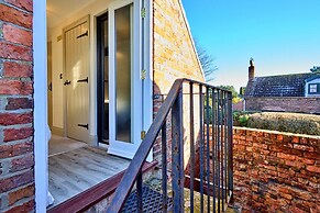 Cottage in Hemingby With Countryside Views