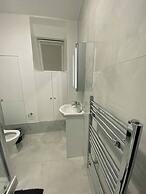 Charming Beckenham Apartment With Private Balcony