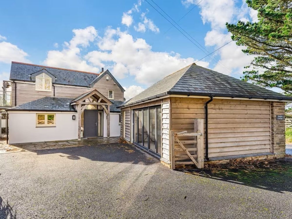 Cottage in Cornwall With Sea Views & BBQ