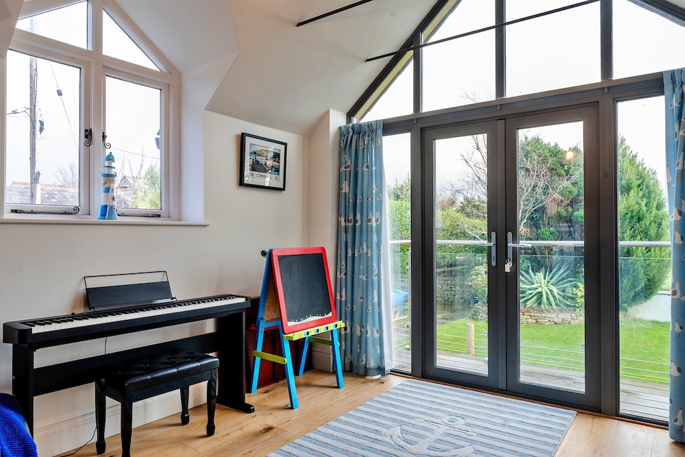 Cottage in Cornwall With Sea Views & BBQ