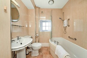 Lodge in Thirsk With Scenic Trails & Spa