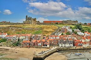 Apartment in Whitby Near Whalebone Arch