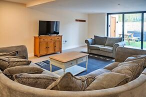 Barn in Cotswolds With Private Hot Tub