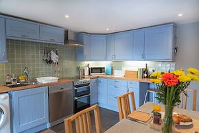 Pet-friendly Vintage Cottage, No Deposit