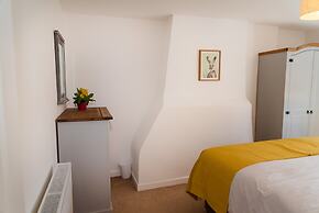 Pet-friendly Vintage Cottage, No Deposit