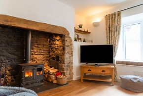 Pet-friendly Vintage Cottage, No Deposit