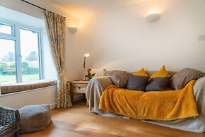 Pet-friendly Vintage Cottage, No Deposit
