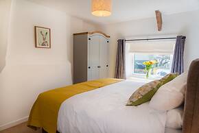 Pet-friendly Vintage Cottage, No Deposit
