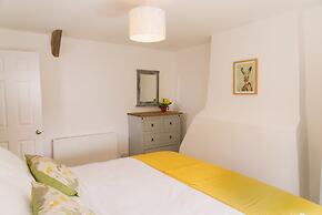 Pet-friendly Vintage Cottage, No Deposit