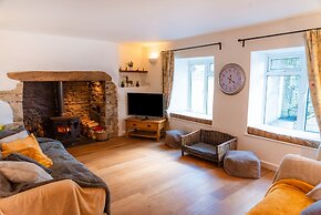 Pet-friendly Vintage Cottage, No Deposit