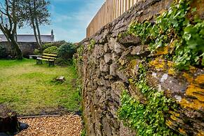 Pet-friendly Vintage Cottage, No Deposit