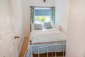 Pet-friendly Vintage Cottage, No Deposit