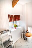 Pet-friendly Vintage Cottage, No Deposit