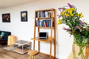 Bright Apartment With Patio Garden, No Deposit