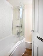 Bright Apartment With Patio Garden, No Deposit