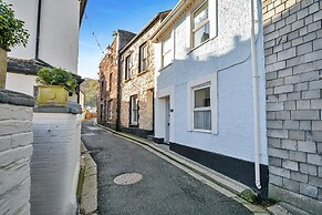 Cottage in Kingsand With Sea Views