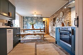Barn in Peak District With Countryside Views