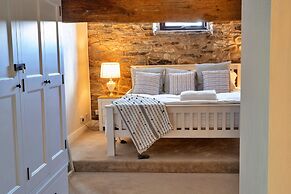 Barn in Peak District With Countryside Views