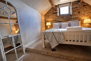 Barn in Peak District With Countryside Views