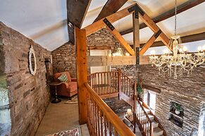 Barn in Peak District With Countryside Views