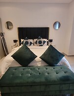 The Signature Cozy Luxury Apartments