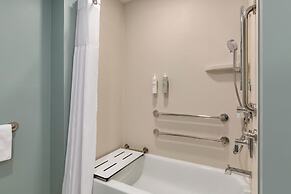 LivSmart Studios By Hilton Kokomo