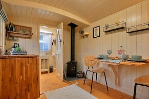 Shepherd's Hut Near Cotswolds & Sky Dive Fun