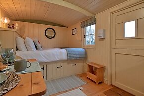Shepherd's Hut Near Cotswolds & Sky Dive Fun