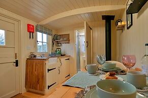 Shepherd's Hut Near Cotswolds & Sky Dive Fun
