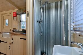 Shepherd's Hut Near Cotswolds & Sky Dive Fun