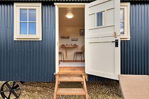 Shepherd's Hut Near Cotswolds & Sky Dive Fun