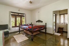 Kerala Style Villa by Stayjade | AC | 4bhk | fishpond