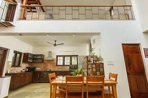 Kerala Style Villa by Stayjade | AC | 4bhk | fishpond