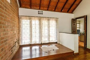 Kerala Style Villa by Stayjade | AC | 4bhk | fishpond