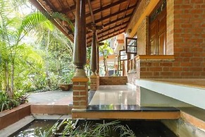 Kerala Style Villa by Stayjade | AC | 4bhk | fishpond