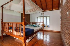 Kerala Style Villa by Stayjade | AC | 4bhk | fishpond